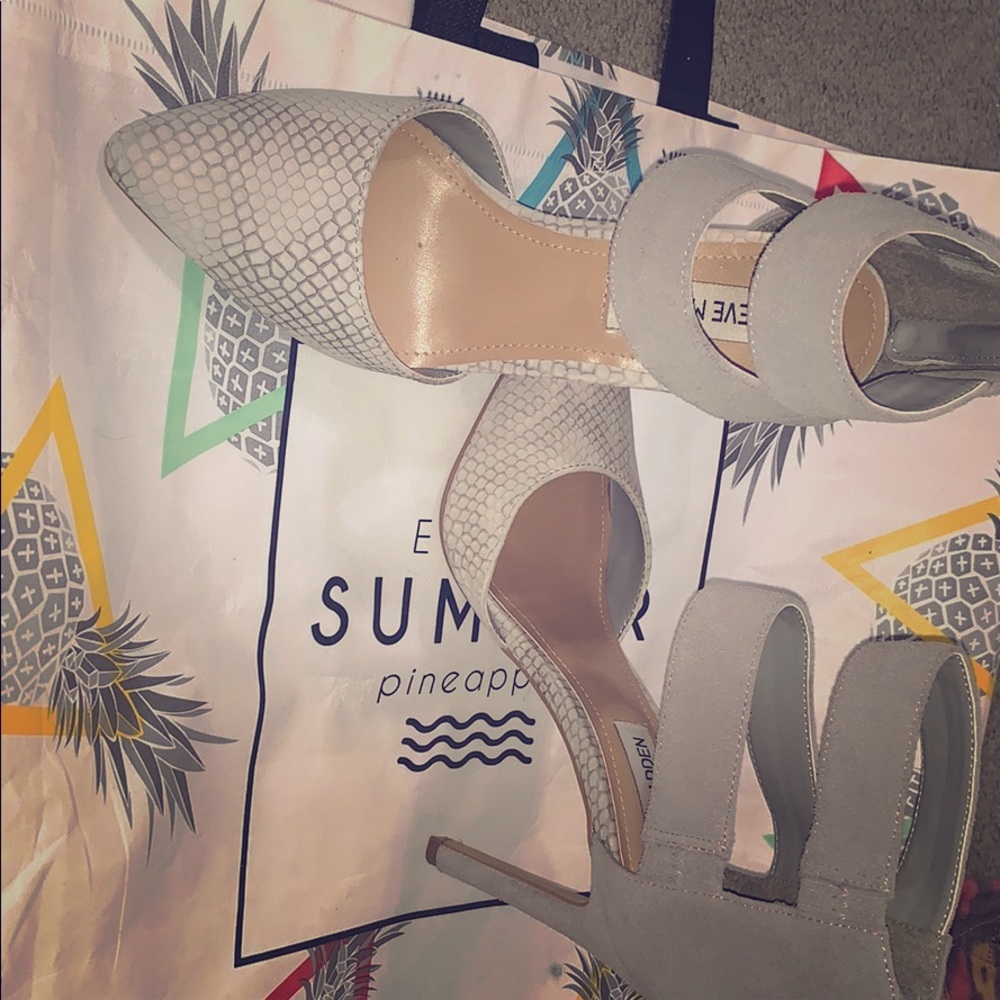 Steve Madden Grey Snake Skin sz. 6.5